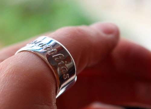 Vínculo familiar, anillo personalizado con nombres en relieve en plata