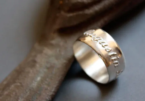 Vínculo familiar, anillo personalizado con nombres en relieve en plata