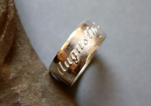 Vínculo familiar, anillo personalizado con nombres en relieve en plata
