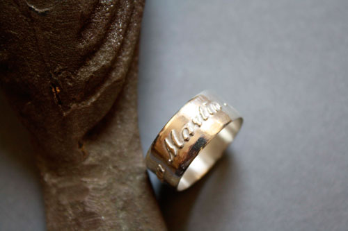 Vínculo familiar, anillo personalizado con nombres en relieve en plata
