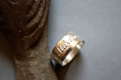 Vínculo familiar, anillo personalizado con nombres en relieve en plata