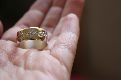 Vínculo familiar, anillo personalizado con nombres en relieve en plata