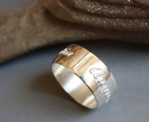 Vínculo familiar, anillo personalizado con nombres en relieve en plata