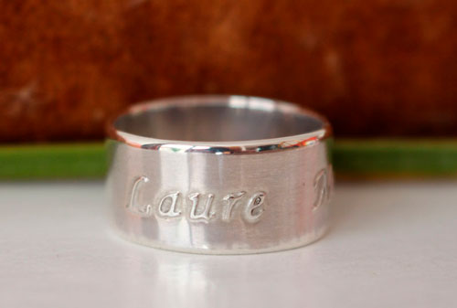 Vínculo familiar, anillo personalizado con nombres en relieve en plata