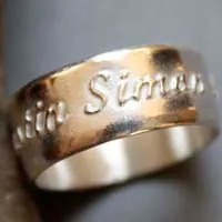 Vínculo familiar, anillo personalizado con nombres en relieve en plata