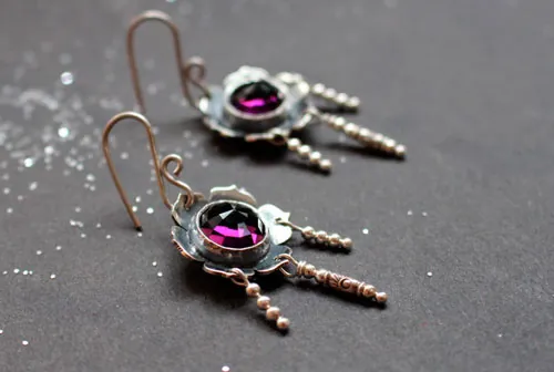 Violeta, aretes florales en plata y vidrio color violeta