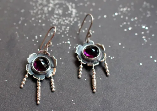 Violeta, aretes florales en plata y vidrio color violeta