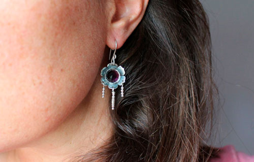 Violeta, aretes florales en plata y vidrio color violeta