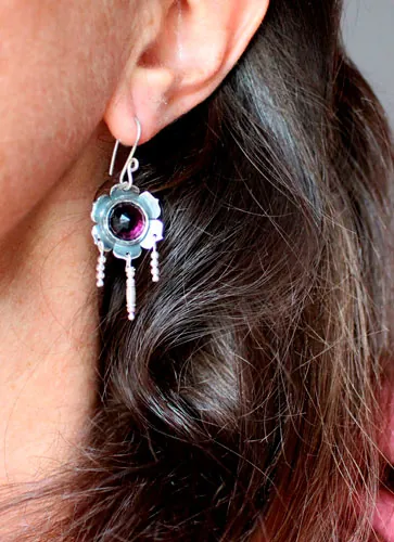Violeta, aretes florales en plata y vidrio color violeta