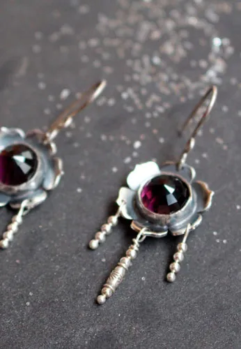 Violeta, aretes florales en plata y vidrio color violeta