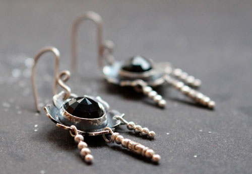 Violeta, aretes florales en plata y vidrio color violeta