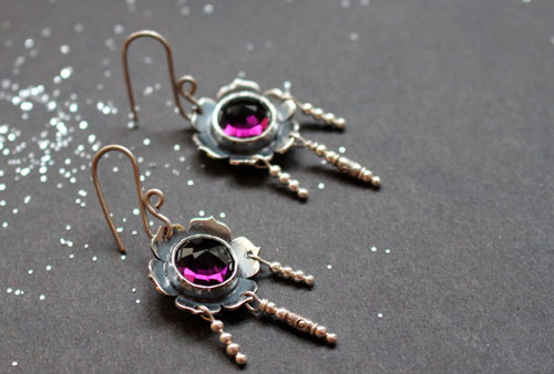 Violeta, aretes florales en plata y vidrio color violeta