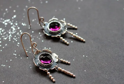 Violeta, aretes florales en plata y vidrio color violeta