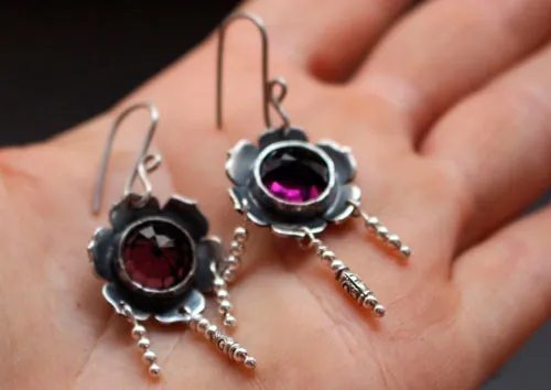 Violeta, aretes florales en plata y vidrio color violeta