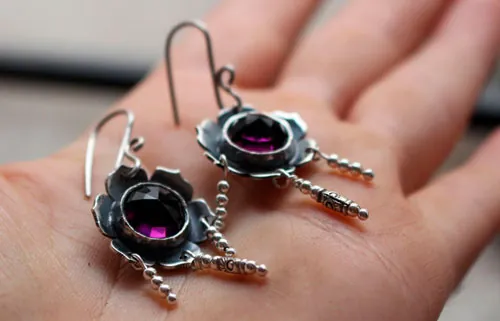 Violeta, aretes florales en plata y vidrio color violeta