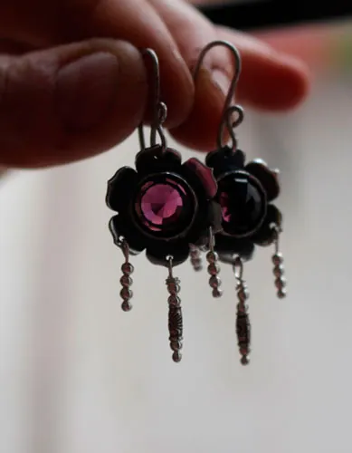Violeta, aretes florales en plata y vidrio color violeta