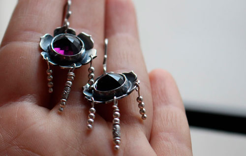 Violeta, aretes florales en plata y vidrio color violeta