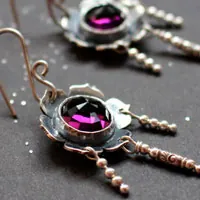 Violeta, aretes florales en plata y vidrio color violeta