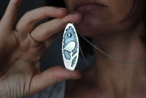 Voy a desplegar mis alas, collar ave y rama en plata y zircón azul