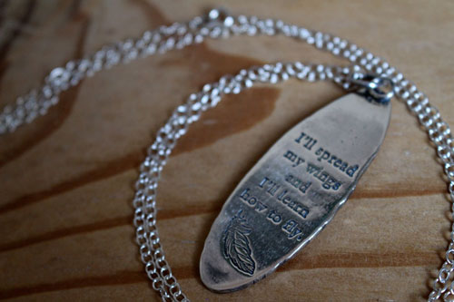 Voy a desplegar mis alas, collar ave y rama en plata y zircón azul