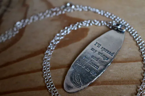 Voy a desplegar mis alas, collar ave y rama en plata y zircón azul