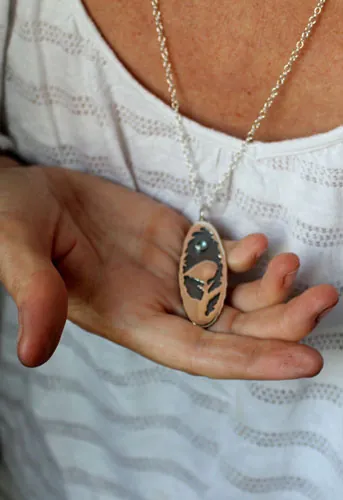 Voy a desplegar mis alas, collar ave y rama en plata y zircón azul