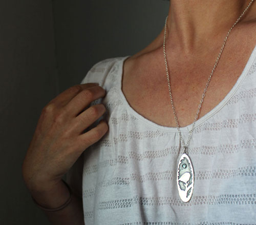 Voy a desplegar mis alas, collar ave y rama en plata y zircón azul