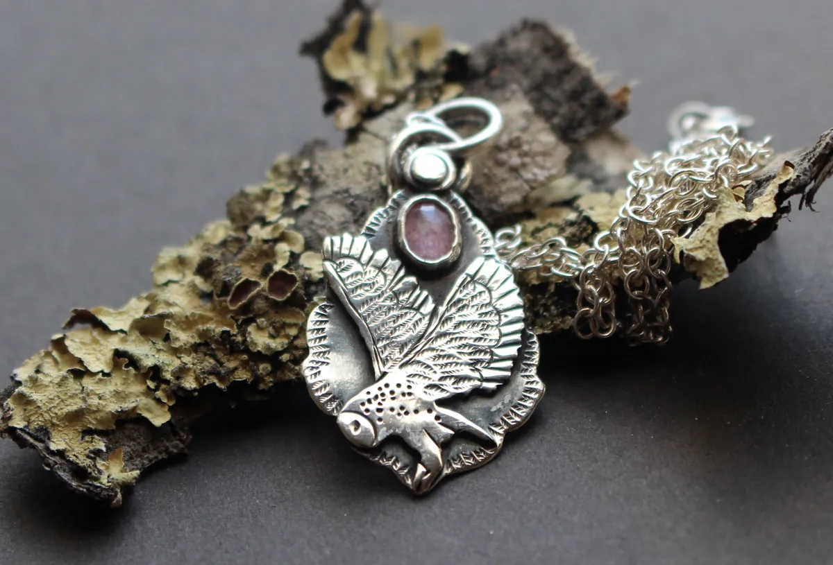 Vuelo, collar de búho en plata y zafiro rosa