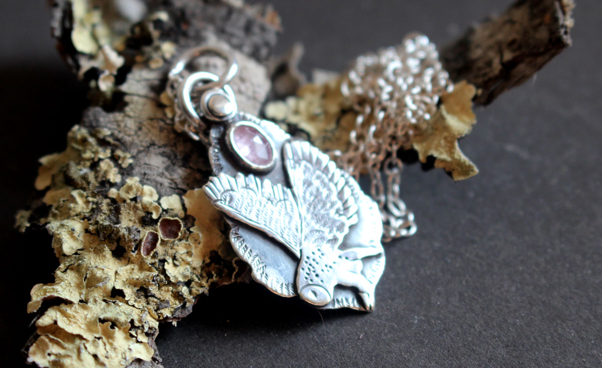 Vuelo, collar de búho en plata y zafiro rosa