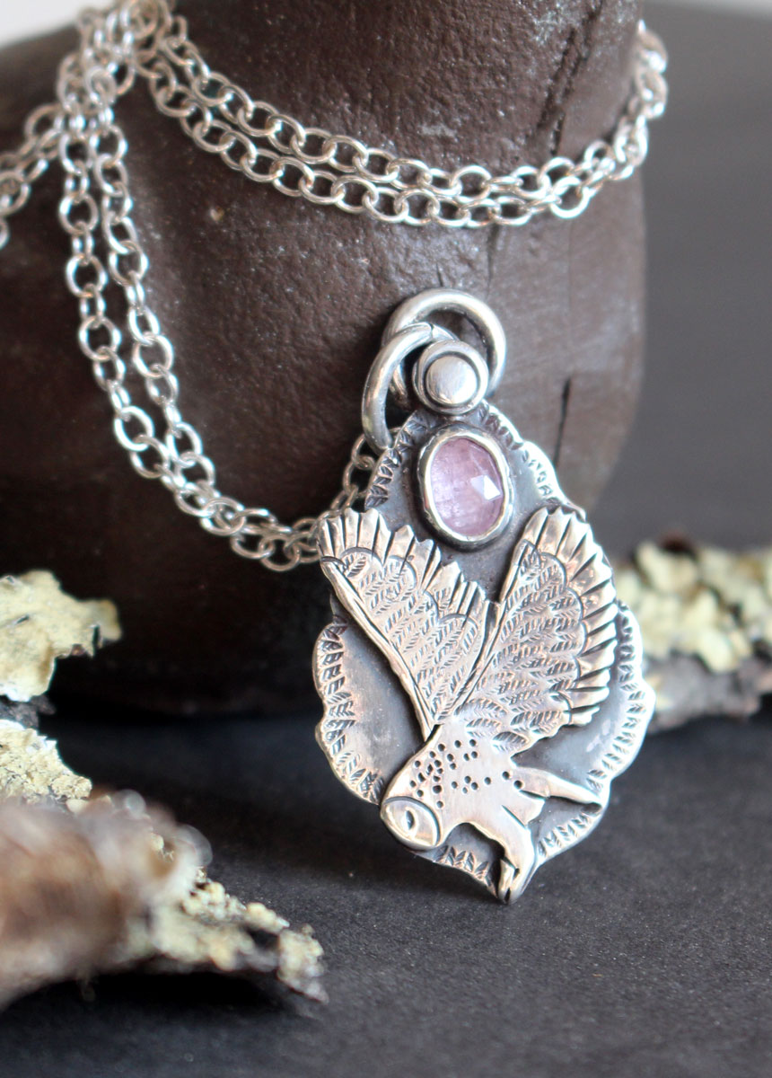 Vuelo, collar de búho en plata y zafiro rosa