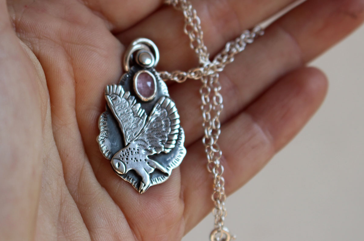 Vuelo, collar de búho en plata y zafiro rosa