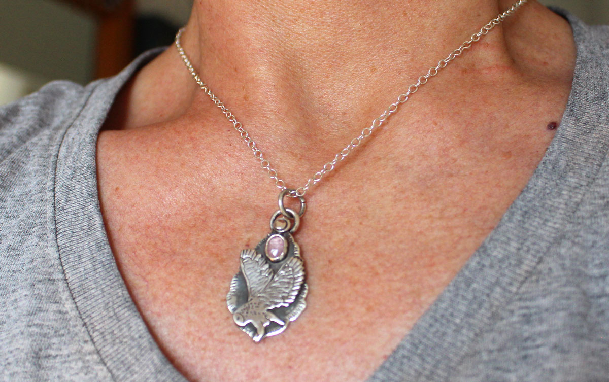 Vuelo, collar de búho en plata y zafiro rosa