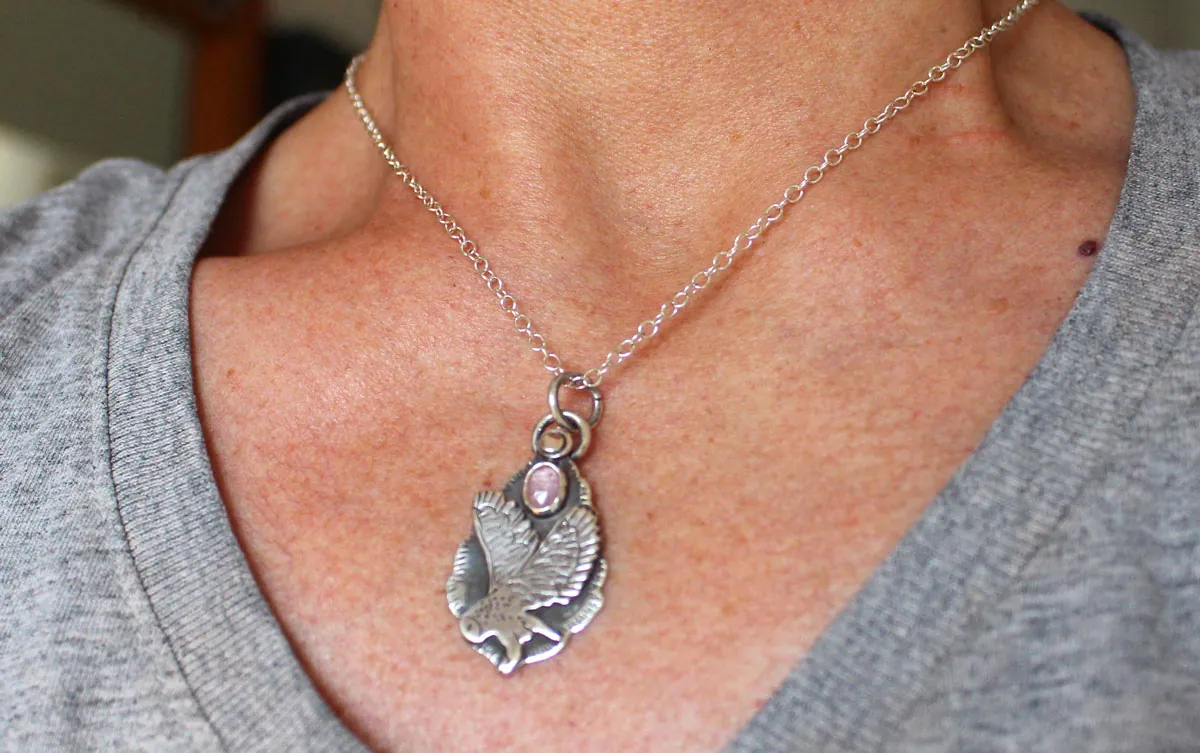 Vuelo, collar de búho en plata y zafiro rosa