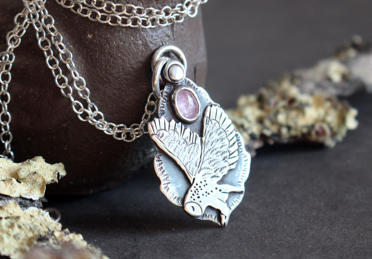 Vuelo, collar de búho en plata y zafiro rosa
