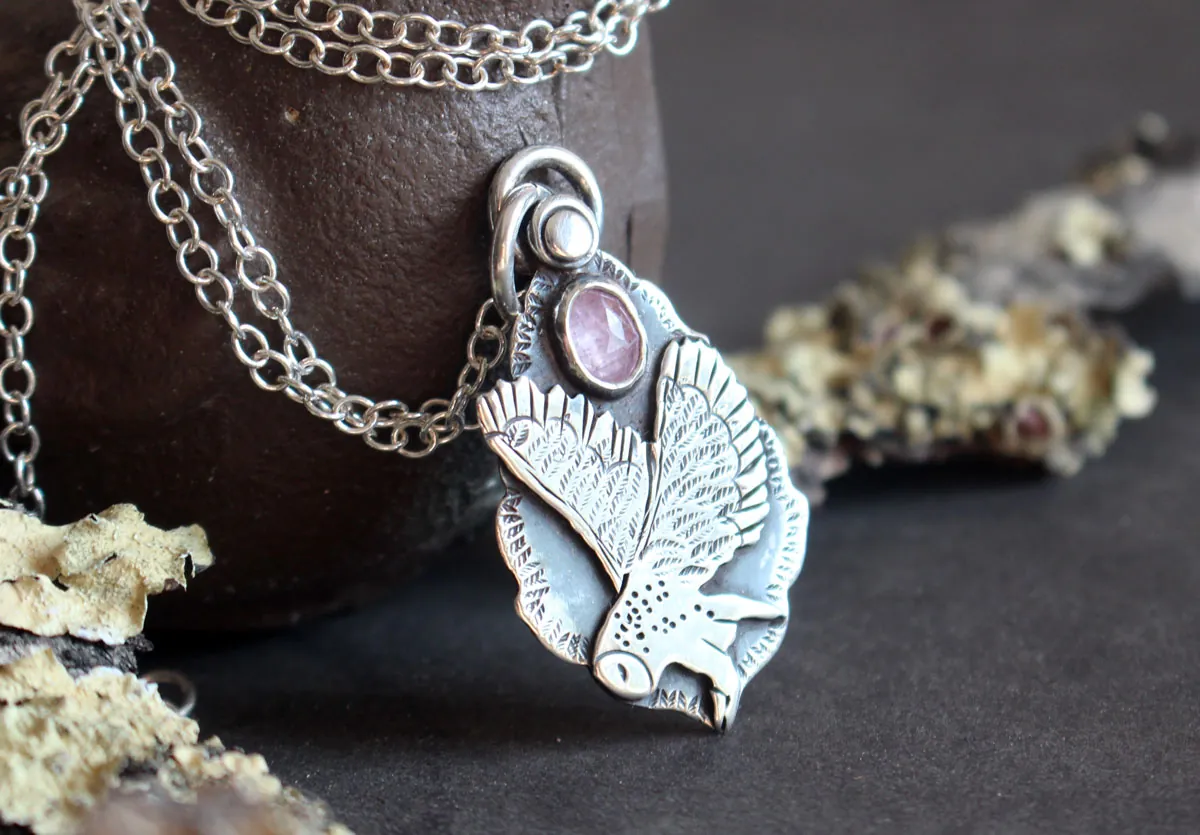 Vuelo, collar de búho en plata y zafiro rosa