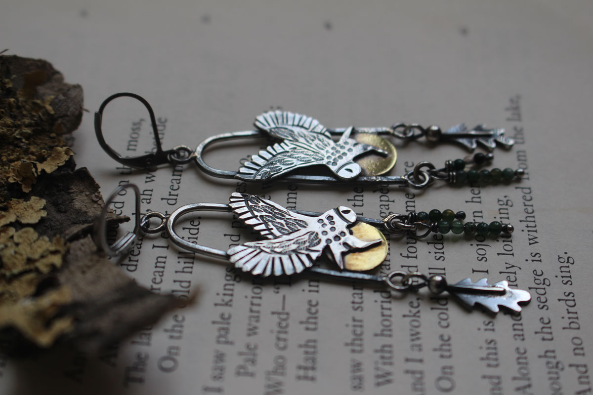 Vuelo al crepúsculo, aretes de búho Celta en plata, latón y ágata musgo