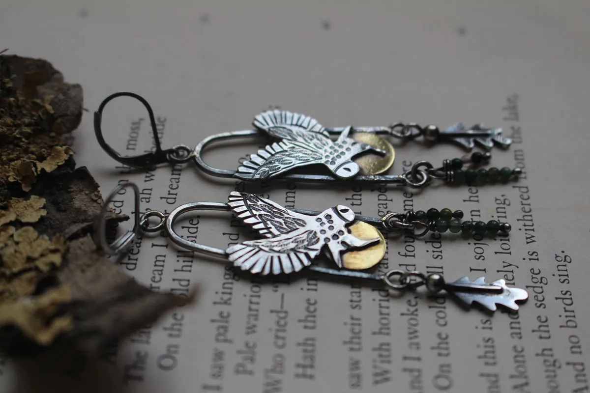 Vuelo al crepúsculo, aretes de búho Celta en plata, latón y ágata musgo
