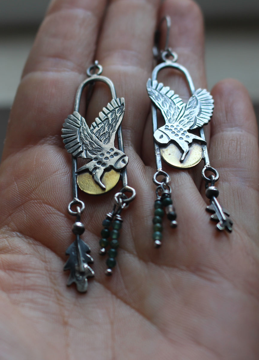 Vuelo al crepúsculo, aretes de búho Celta en plata, latón y ágata musgo