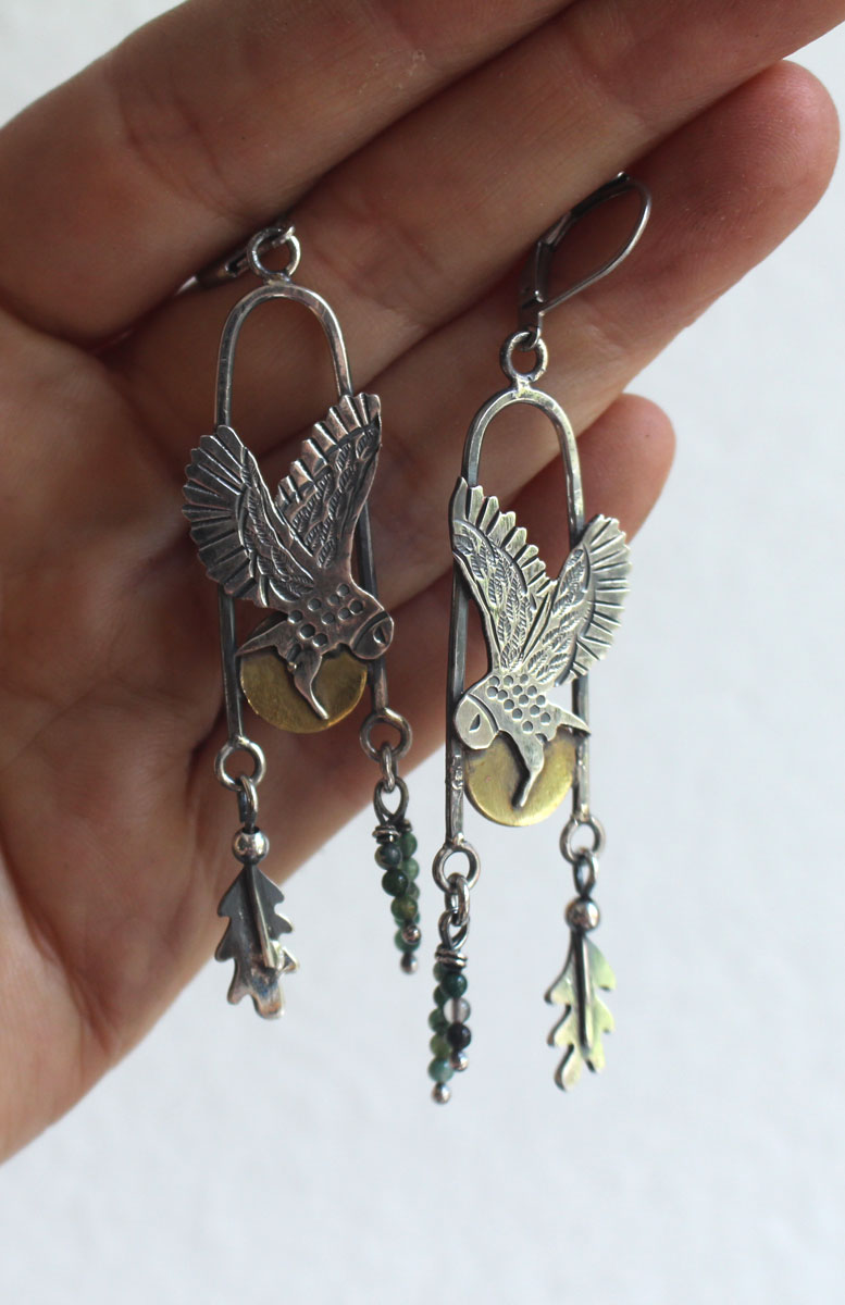 Vuelo al crepúsculo, aretes de búho Celta en plata, latón y ágata musgo