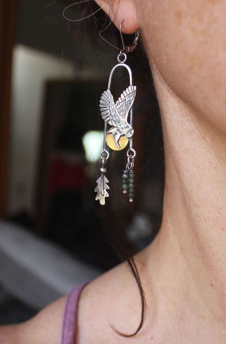 Vuelo al crepúsculo, aretes de búho Celta en plata, latón y ágata musgo
