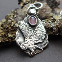 Vuelo, collar de búho en plata y zafiro rosa