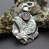 Vuelo, collar de búho en plata y zafiro rosa