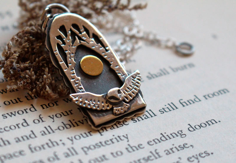 Vuelo nocturno, collar de búho bajo la luna llena en plata y latón