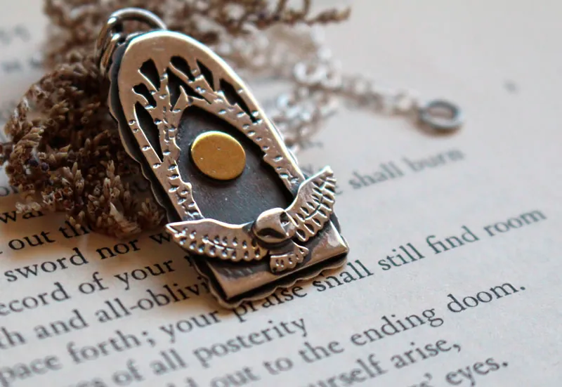 Vuelo nocturno, collar de búho bajo la luna llena en plata y latón
