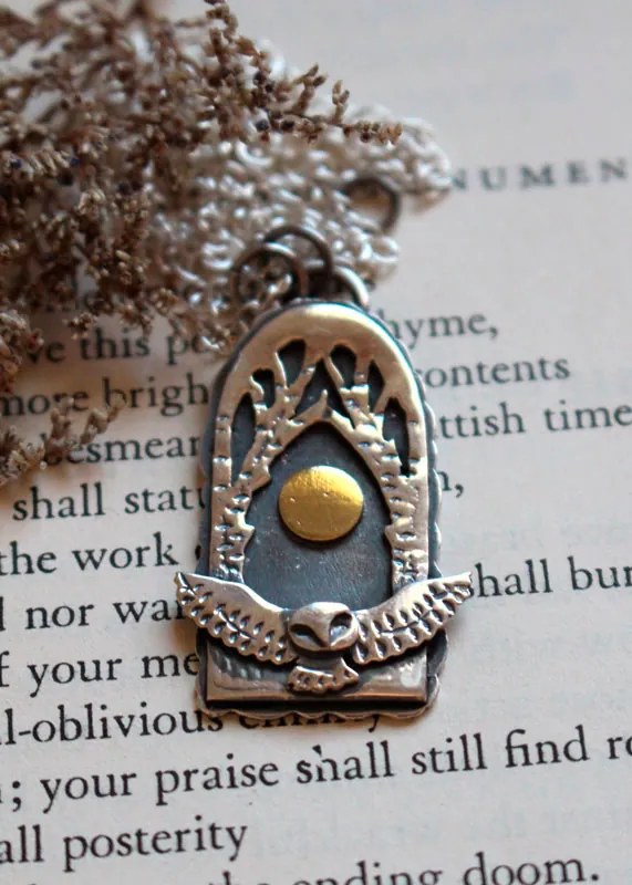 Vuelo nocturno, collar de búho bajo la luna llena en plata y latón
