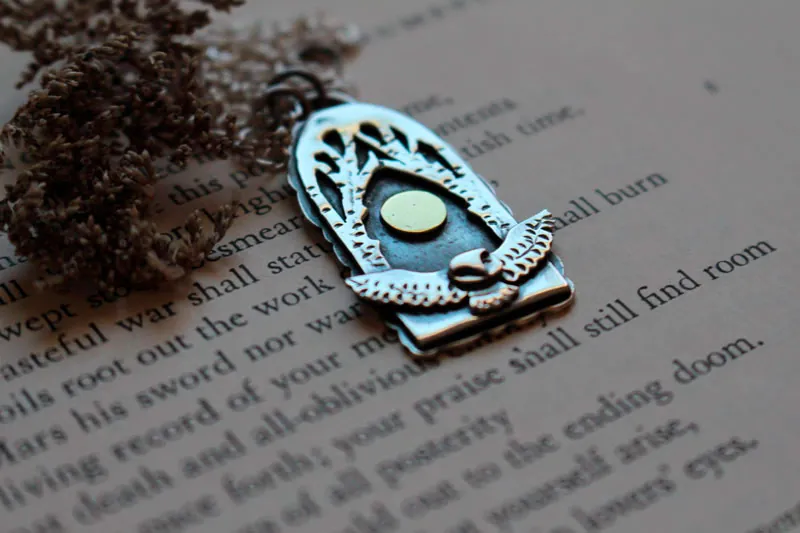 Vuelo nocturno, collar de búho bajo la luna llena en plata y latón