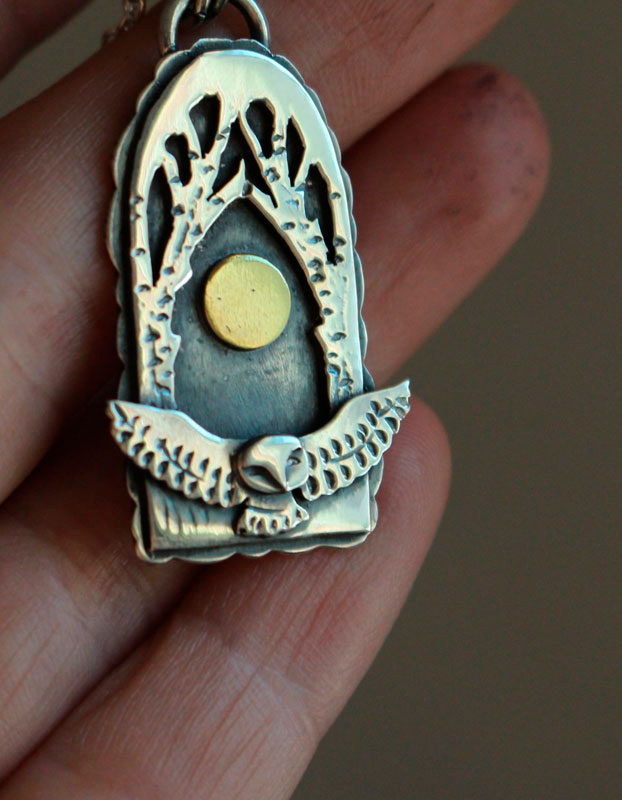 Vuelo nocturno, collar de búho bajo la luna llena en plata y latón