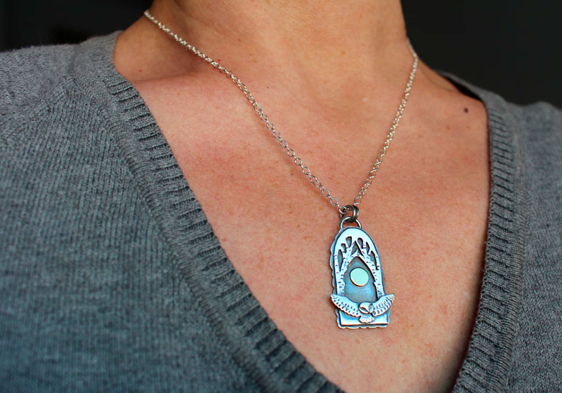 Vuelo nocturno, collar de búho bajo la luna llena en plata y latón