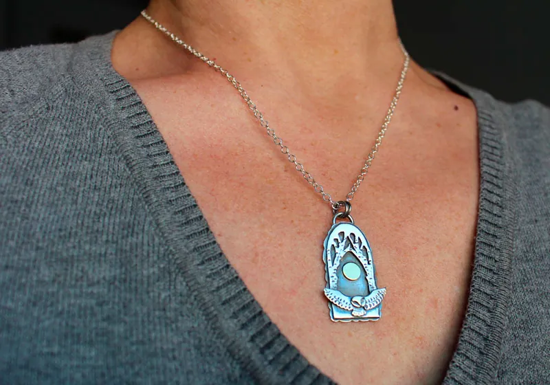 Vuelo nocturno, collar de búho bajo la luna llena en plata y latón