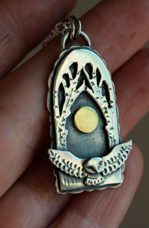 Vuelo nocturno, collar de búho bajo la luna llena en plata y latón